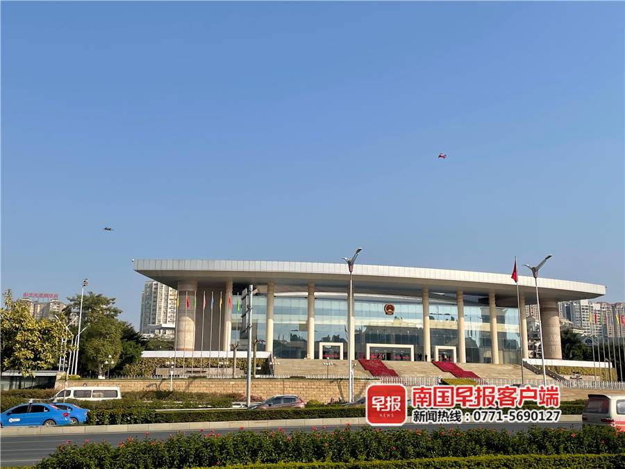 南宁交警出动无人机,1个小时抓拍多辆违法车辆(图2) 南宁交警出动无人机,1个小时抓拍多辆违法车辆(图2)